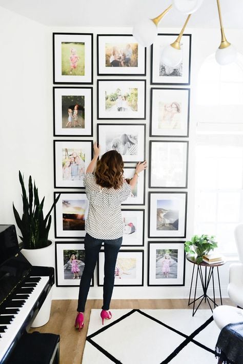 I love the design of this gallery wall! Two outer rows of vertical pictures and a center row of horizontal pictures really gives this gallery wall a great balance