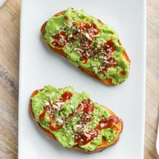 Avocado Sweet Potato Toast is a healthy gluten free and vegan breakfast or appetizer for anyone who loves guacamole! All wholesome and organic ingredients. #avocado #toast #sweetpotato || Nikki's Plate