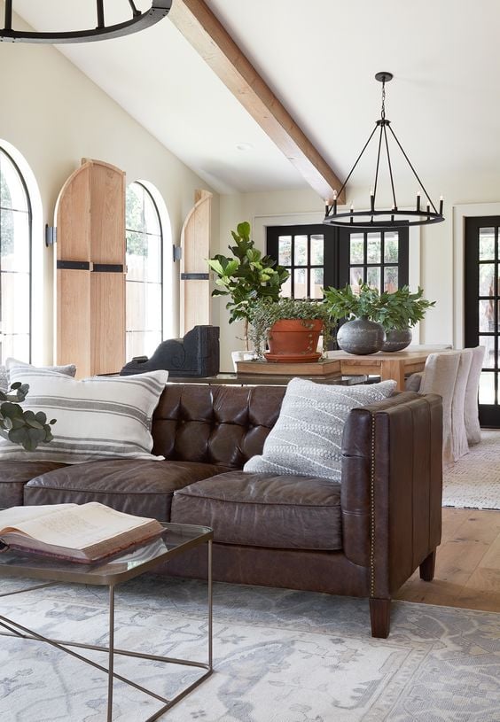 10 Best Living Rooms by Joanna Gaines – A round up post of the best living rooms by Joanna Gaines! HGTV’s Fixer Upper designer. Country rustic and modern charm. Living Room Renovations.