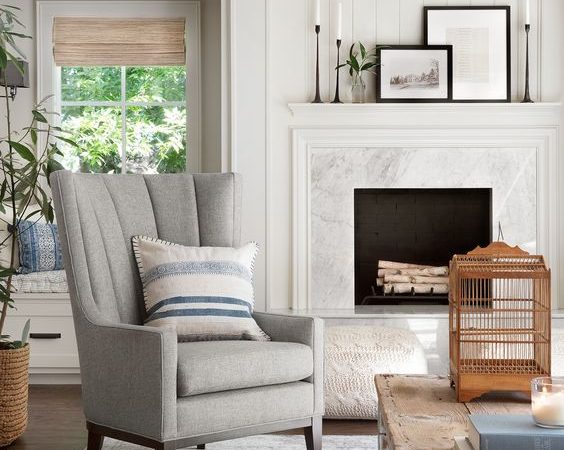 10 Best Living Rooms by Joanna Gaines – A round up post of the best living rooms by Joanna Gaines! HGTV’s Fixer Upper designer. Country rustic and modern charm. Living Room Renovations.