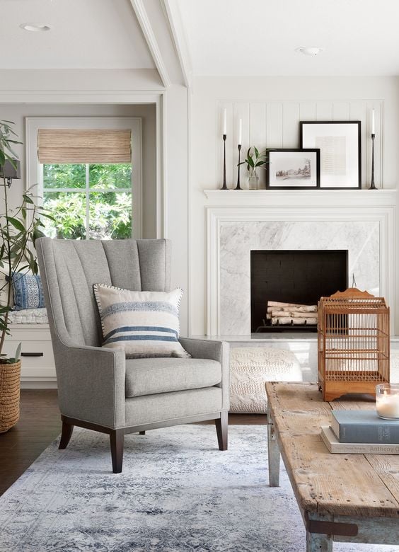 10 Best Living Rooms by Joanna Gaines – A round up post of the best living rooms by Joanna Gaines! HGTV’s Fixer Upper designer. Country rustic and modern charm. Living Room Renovations.