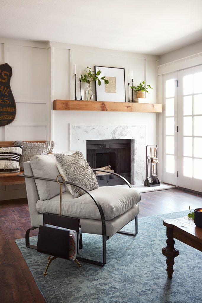 10 Best Living Rooms by Joanna Gaines – A round up post of the best living rooms by Joanna Gaines! HGTV’s Fixer Upper designer. Country rustic and modern charm. Living Room Renovations.