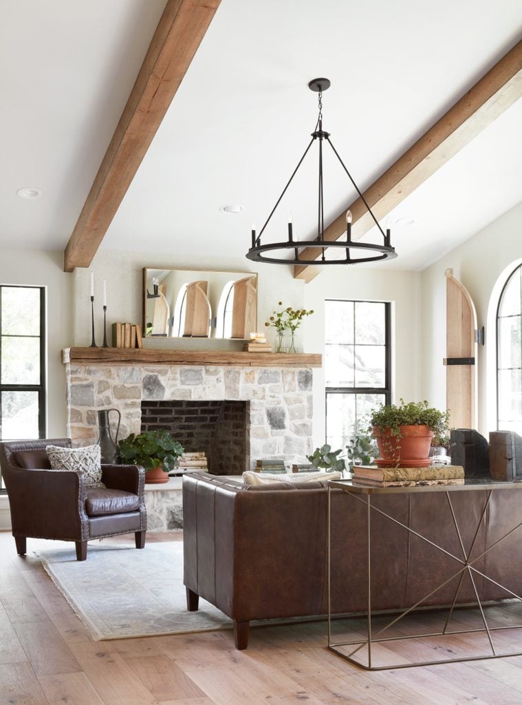 10 Best Living Rooms by Joanna Gaines – A round up post of the best living rooms by Joanna Gaines! HGTV’s Fixer Upper designer. Country rustic and modern charm. Living Room Renovations.