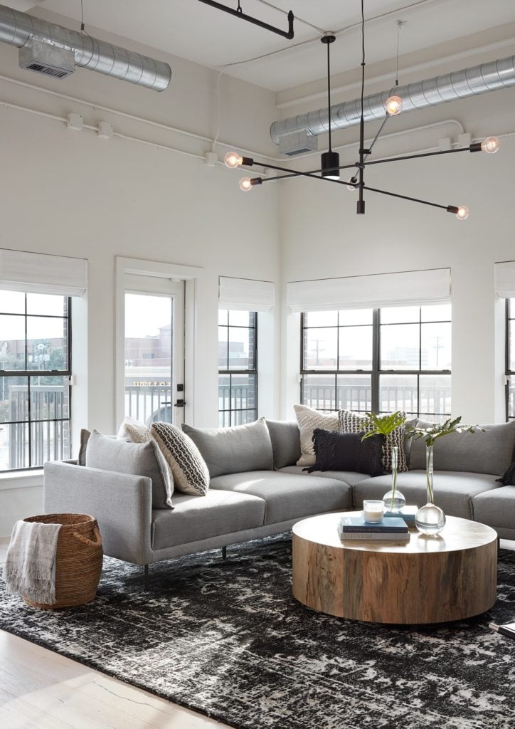 10 Best Living Rooms by Joanna Gaines – A round up post of the best living rooms by Joanna Gaines! HGTV’s Fixer Upper designer. Country rustic and modern charm. Living Room Renovations.