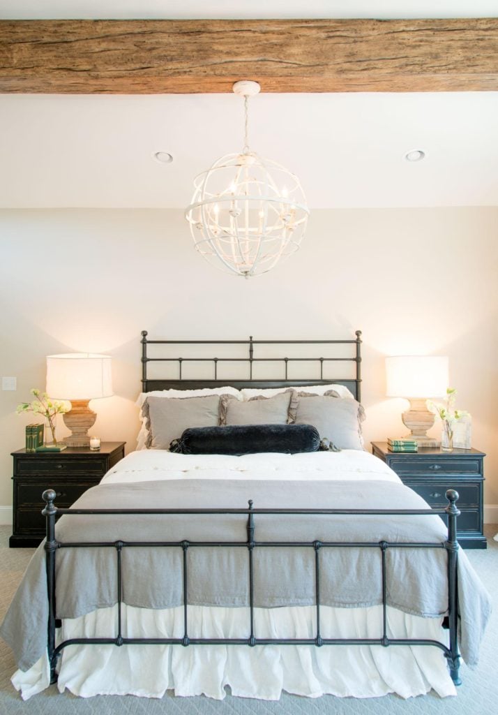 11 Best Bedrooms by Joanna Gaines: Here are the top ten bedroom designs and renovations done by Joanna Gaines from Fixer Upper! - Nikki's Plate #fixerupper #joannagaines