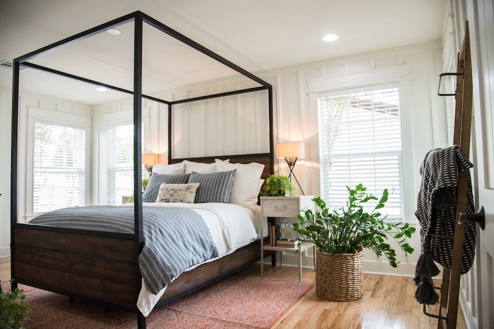 11 Best Bedrooms by Joanna Gaines: Here are the top ten bedroom designs and renovations done by Joanna Gaines from Fixer Upper! - Nikki's Plate #fixerupper #joannagaines Canopy Bed