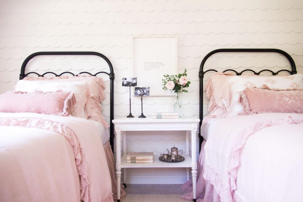 11 Best Bedrooms by Joanna Gaines: Here are the top ten bedroom designs and renovations done by Joanna Gaines from Fixer Upper! - Nikki's Plate #fixerupper #joannagaines