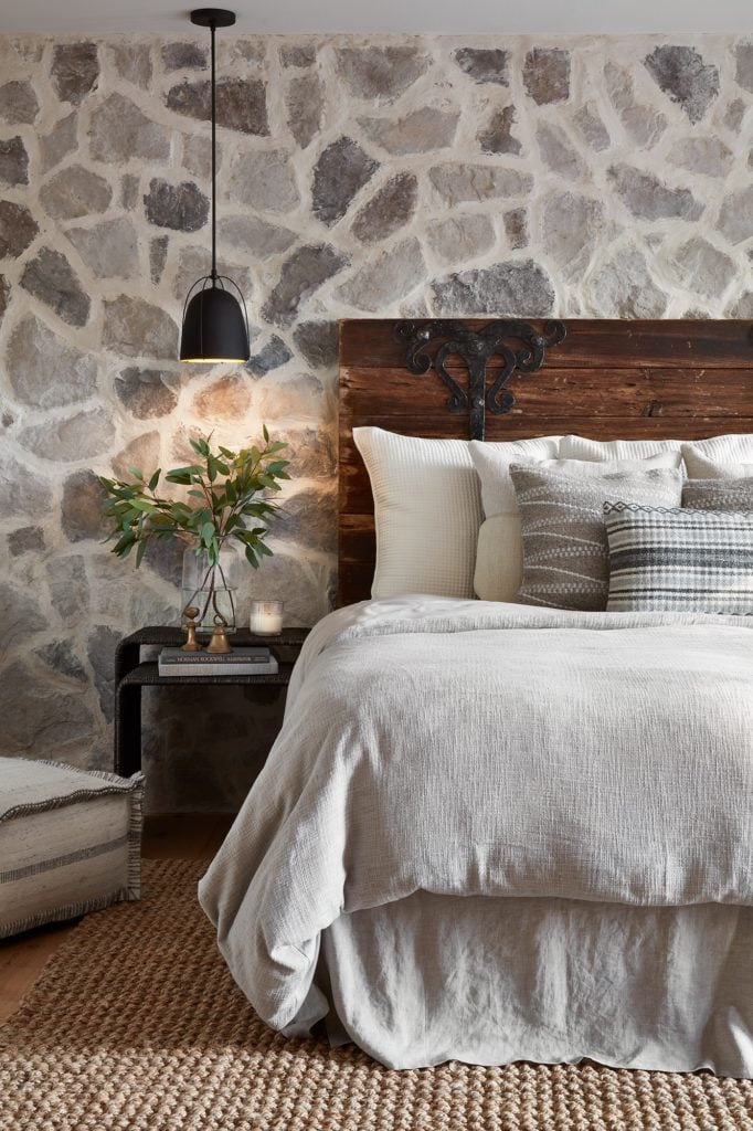 11 Best Bedrooms by Joanna Gaines: Here are the top ten bedroom designs and renovations done by Joanna Gaines from Fixer Upper! - Nikki's Plate #fixerupper #joannagaines