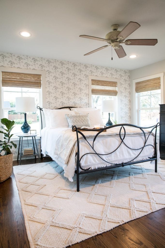 11 Best Bedrooms by Joanna Gaines: Here are the top ten bedroom designs and renovations done by Joanna Gaines from Fixer Upper! - Nikki's Plate #fixerupper #joannagaines