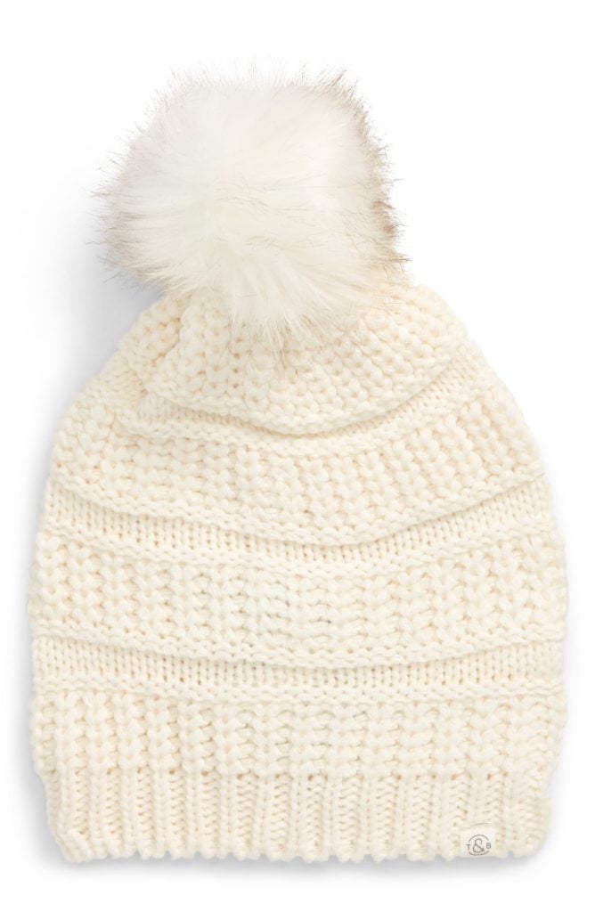 The Cozy Girl Holiday Gift Guide; Know someone who loves to stay at home, cuddled up, staying warm? Here are the perfect Christmas presents for her! knit beanie