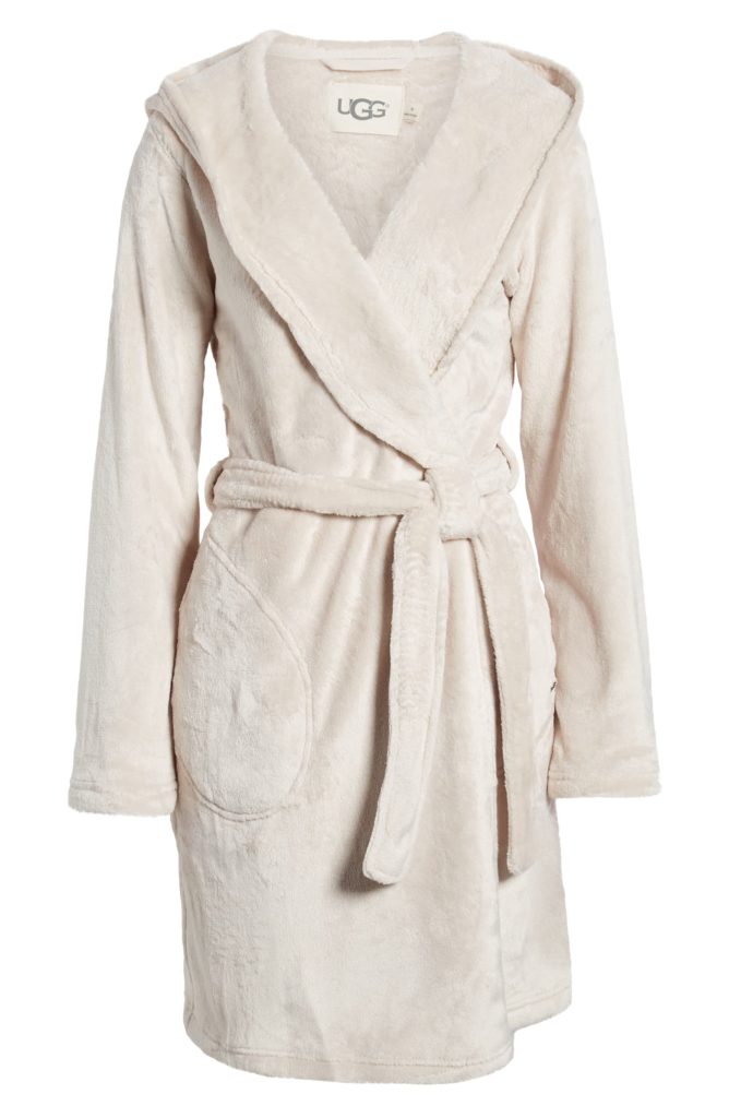The Cozy Girl Holiday Gift Guide; Know someone who loves to stay at home, cuddled up, staying warm? Here are the perfect Christmas presents for her! Robe