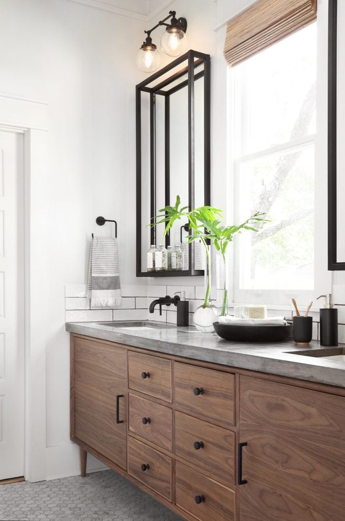 Best Bathrooms by Joanna Gaines; Fixer upper's top bathroom renovations by Joanna and chip Gaines! These rustic, country with hints of modern perfection bathrooms are everything #joannagaines #bathroom #bathrooms #renovations || Wood Vanity, Black mirror - Nikki's Plate