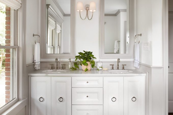 Best Bathrooms by Joanna Gaines; Fixer upper's top bathroom renovations by Joanna and chip Gaines! These rustic, country with hints of modern perfection bathrooms are everything #joannagaines #bathroom #bathrooms #renovations|| Grey trim, white bathroom, large bathtub - Nikki's Plate