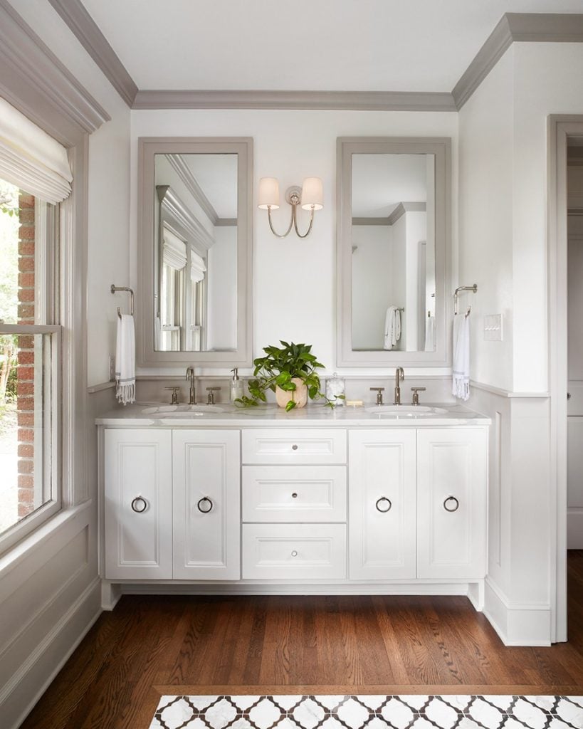 Best Bathrooms by Joanna Gaines; Fixer upper's top bathroom renovations by Joanna and chip Gaines! These rustic, country with hints of modern perfection bathrooms are everything #joannagaines #bathroom #bathrooms #renovations|| Grey trim, white bathroom, large bathtub - Nikki's Plate