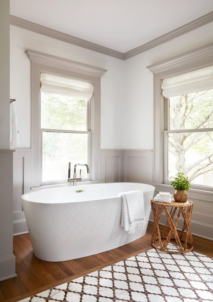 Best Bathrooms by Joanna Gaines; Fixer upper's top bathroom renovations by Joanna and chip Gaines! These rustic, country with hints of modern perfection bathrooms are everything #joannagaines #bathroom #bathrooms #renovations|| Grey trim, white bathroom, large bathtub - Nikki's Plate