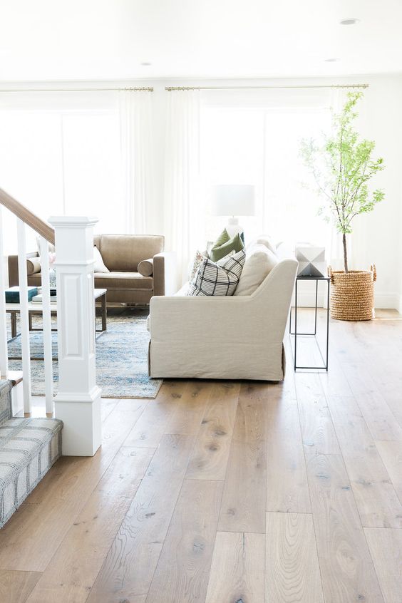 Hardwood Floor Inspiration; Here are some hardwood floor types and colours with pros and cons! If you are in the market for hard wood flooring then this is the post for you! #hardwoodflooring - Nikki's Plate