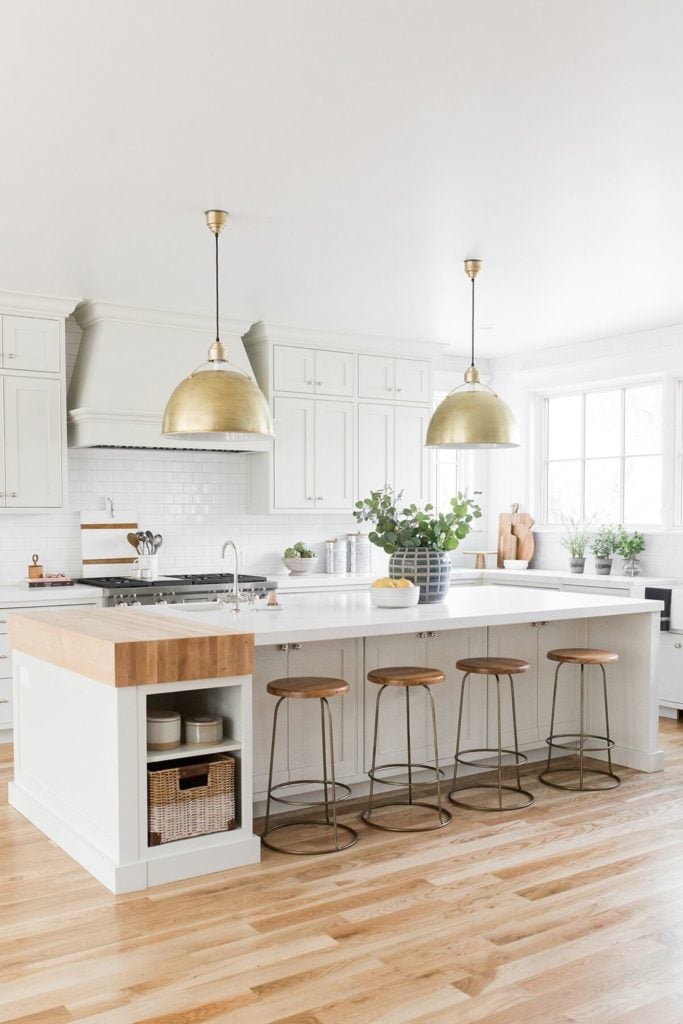 11 Best Kitchens by Studio McGee; A round up post of the best kitchens by Studio McGee! Blogger, and interior designer who knows how to renovate! Modern charm. white Kitchen design and renovations. #kitchensbystudiomcgee #studiomcgee || Nikki's Plate