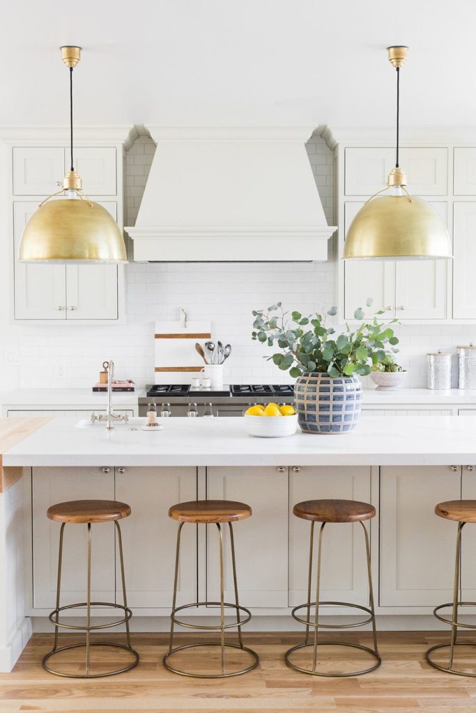 11 Best Kitchens by Studio McGee; A round up post of the best kitchens by Studio McGee! Blogger, and interior designer who knows how to renovate! Modern charm. white Kitchen design and renovations. #kitchensbystudiomcgee #studiomcgee || Nikki's Plate