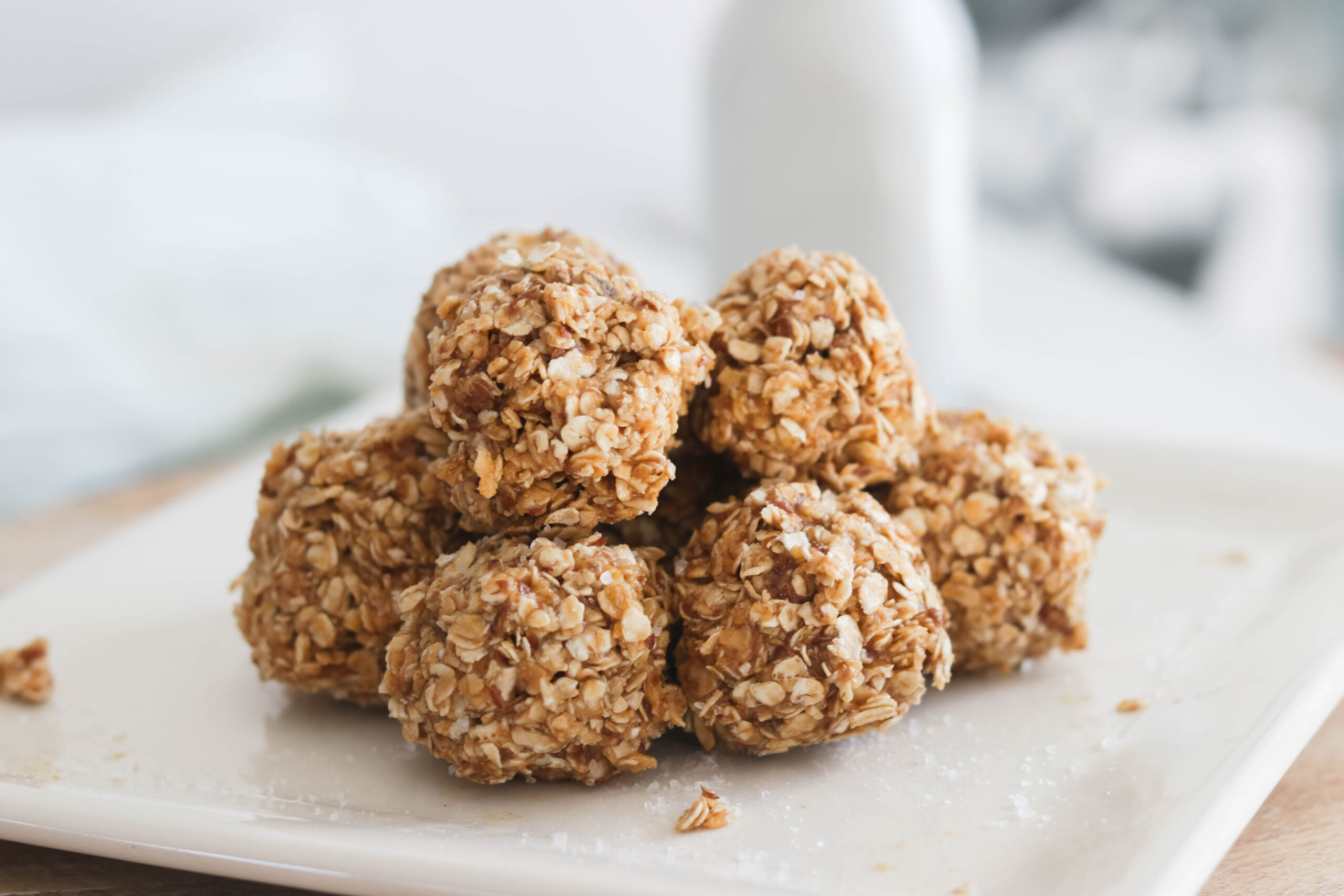 Quick and easy no bake Salted Caramel Energy Balls! Vegan, Gluten Free and refined sugar free. Healthy alternative to a sweet treat! Main ingredients include oats, almond butter and Maca powder! #energyballs #caramel || Nikki's Plate