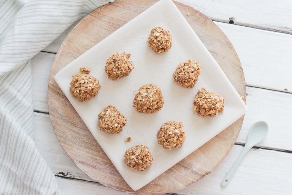 Quick and easy no bake Salted Caramel Energy Balls! Vegan, Gluten Free and refined sugar free. Healthy alternative to a sweet treat! Main ingredients include oats, almond butter and Maca powder! #energyballs #caramel || Nikki's Plate