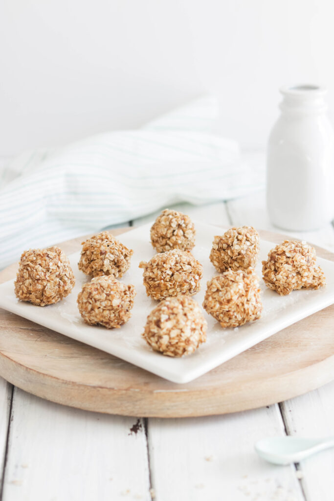 Quick and easy no bake Salted Caramel Energy Balls! Vegan, Gluten Free and refined sugar free. Healthy alternative to a sweet treat! Main ingredients include oats, almond butter and Maca powder! #energyballs #caramel || Nikki's Plate