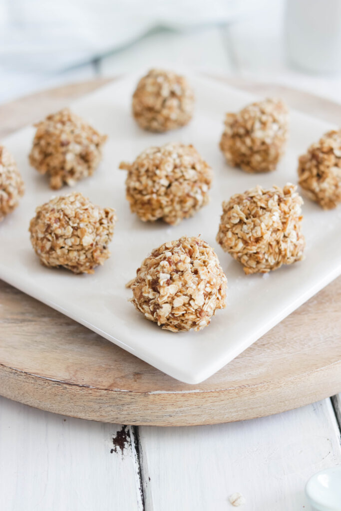 Quick and easy no bake Salted Caramel Energy Balls! Vegan, Gluten Free and refined sugar free. Healthy alternative to a sweet treat! Main ingredients include oats, almond butter and Maca powder! #energyballs #caramel || Nikki's Plate