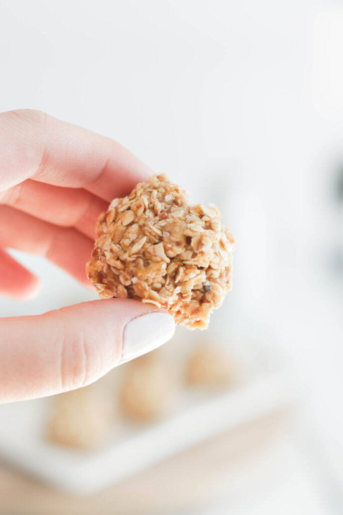 Quick and easy no bake Salted Caramel Energy Balls! Vegan, Gluten Free and refined sugar free. Healthy alternative to a sweet treat! Main ingredients include oats, almond butter and Maca powder! #energyballs #caramel || Nikki's Plate