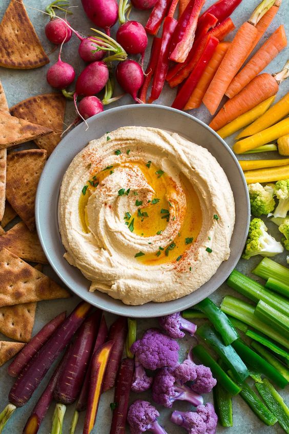 Snacks that Really Healthy People Eat; hummus and veggie platter