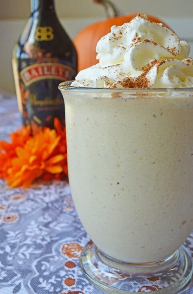 Pumpkin Spice Mudslides Cocktail - 15 Delicious Pumpkin Drinks for Foodies; Easy and tasty fall drinks to sip on during the autumn season! 