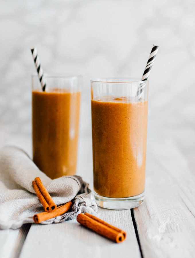 Healthy Pumpkin Smoothie Recipe - 15 Delicious Pumpkin Drinks for Foodies; Easy and tasty fall drinks to sip on during the autumn season! 