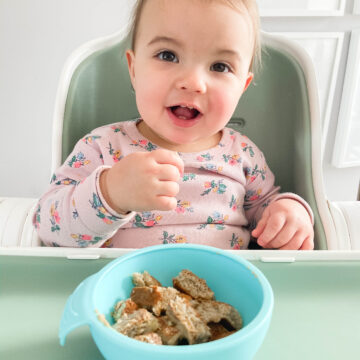 Toddler Oatmeal and Banana Pancakes; easy breakfast recipe for toddlers in the morning! Gluten free and dairy free option. Naturally sweetened.