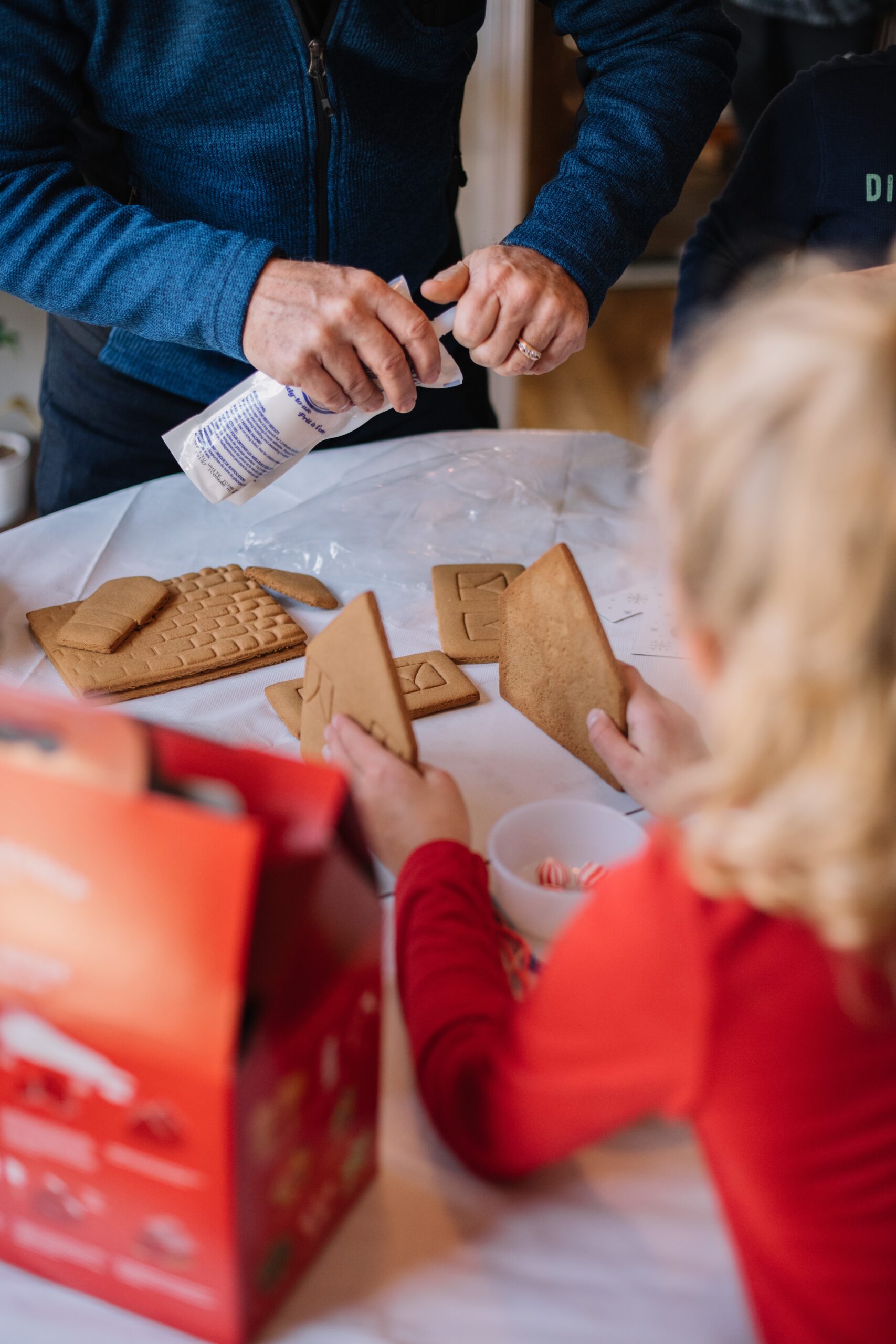 50 Christmas Activities to do with Small Kids This Holiday Season; Christmas is a great time for family bonding. Here are 50 simple and easy Christmas related activities for your small children.