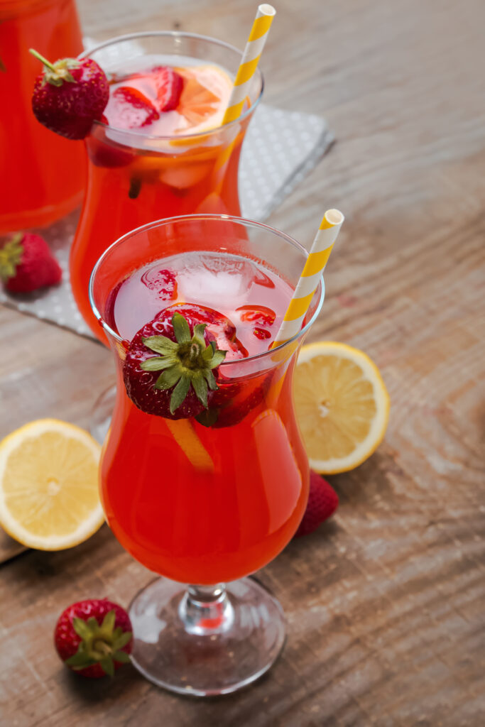 Homemade Strawberry Lemonade Recipe; The perfect homemade strawberry lemonade drink for summer. Naturally sweetened, healthy and refined sugar free! Find here some tips for the best way to create healthy strawberry lemonade at home!
