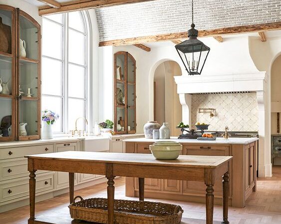 15 Best European Farmhouse Kitchen Design Ideas; traditional farmhouse kitchen style, mixed with the old-world feel of European sophistication.