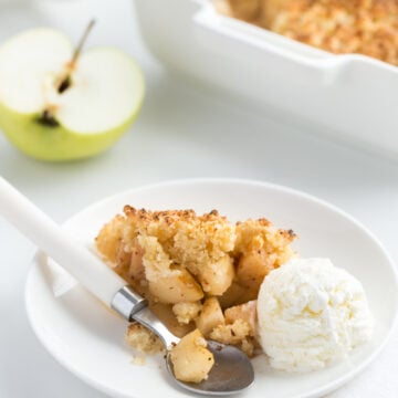 Cinnamon Apple Crumble Recipe; this apple dessert is made with apples, sugar, flour, butter and cinnamon! The ingredients are combined in a baking dish, covered with crumble topping and baked until golden brown.