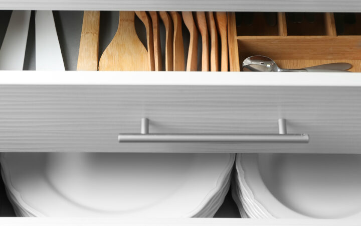 How To Organize Your Kitchen Drawers; tips for organizing your kitchen drawers to have it look nice while staying functional! Cutlery drawer organization and junk drawer organization!