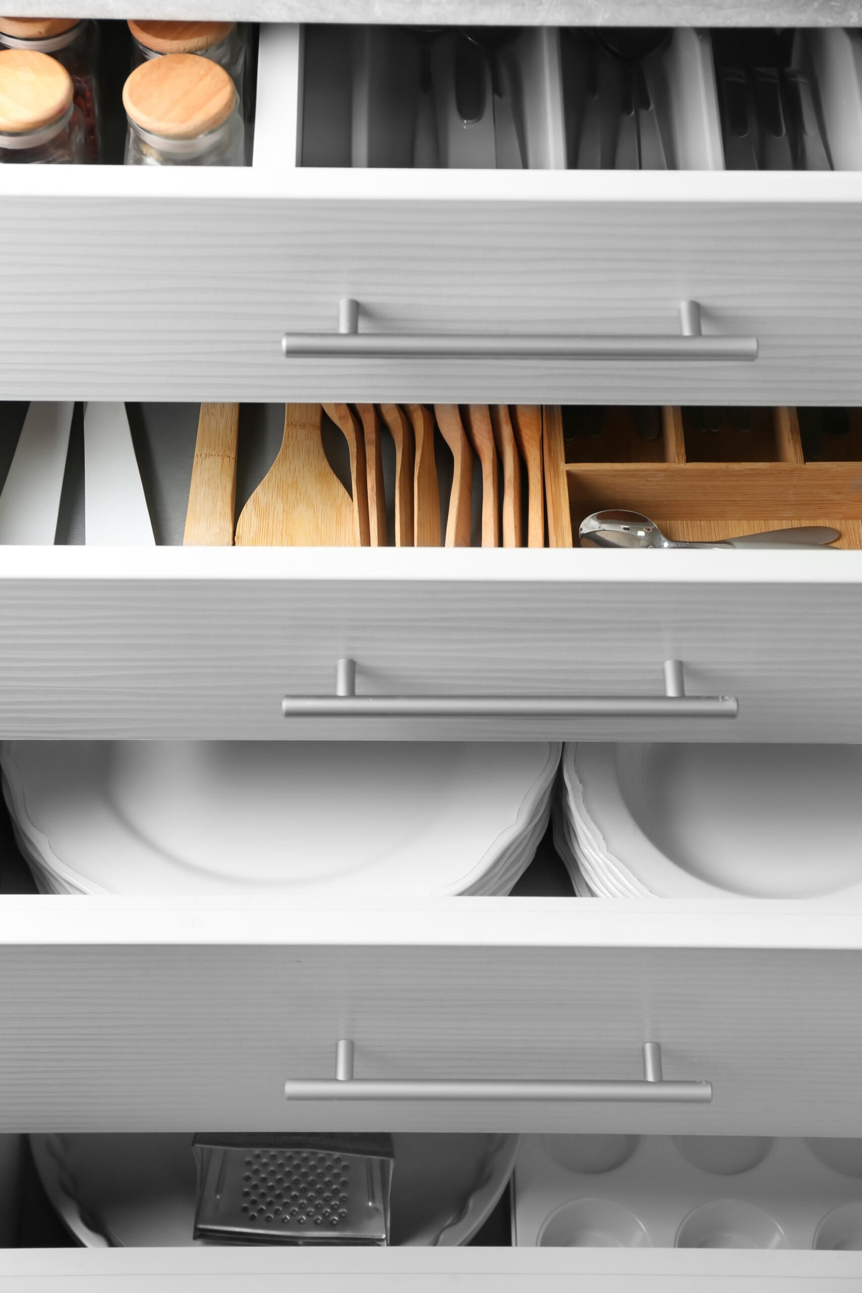 How To Organize Your Kitchen Drawers; tips for organizing your kitchen drawers to have it look nice while staying functional! Cutlery drawer organization and junk drawer organization!