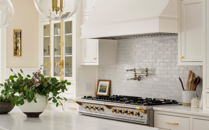 35 Beautiful White Kitchen Cabinets with Brass Hardware; Bring warmth to a bright kitchen design with these brass fixtures!