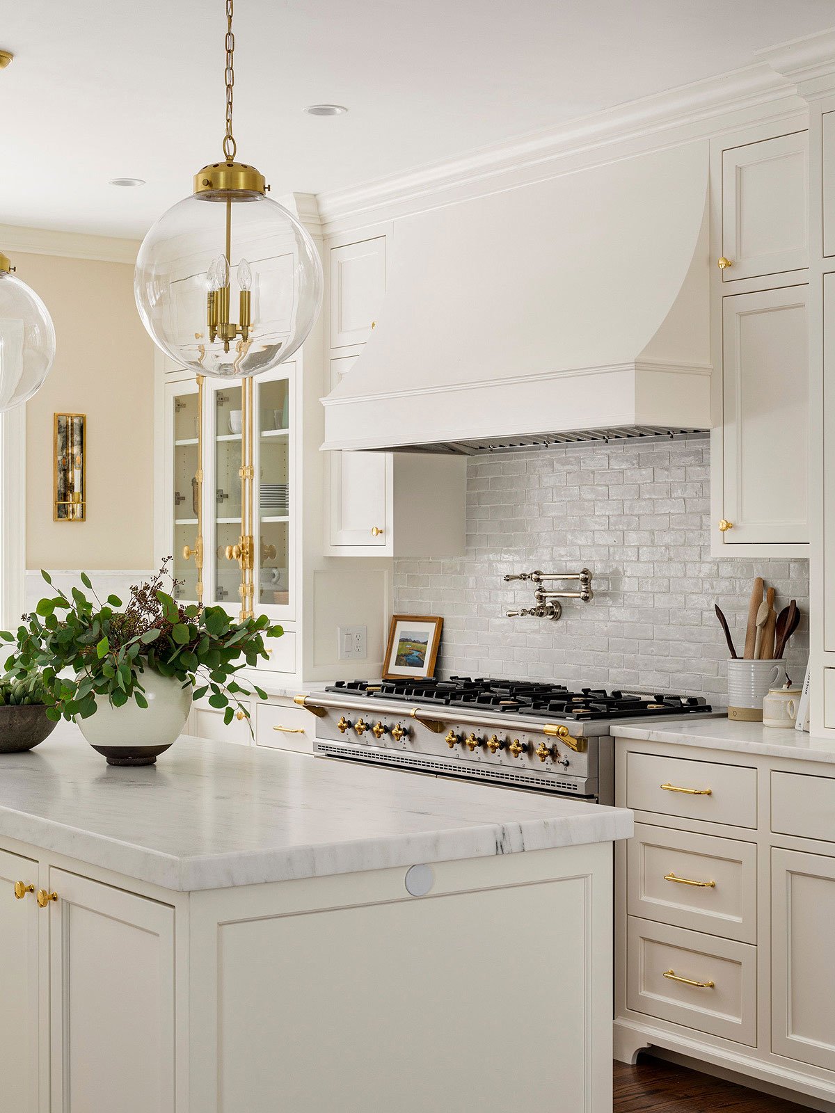 35 Beautiful White Kitchen Cabinets with Brass Hardware; Bring warmth to a bright kitchen design with these brass fixtures!