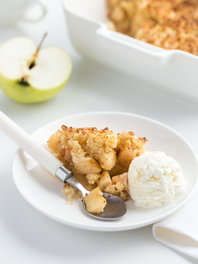 THE BEST CINNAMON APPLE CRUMBLE RECIPE Nikki's Plate