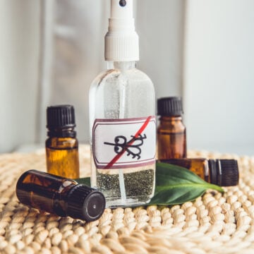 Homemade Natural Bug Spray Recipe; an easy essential oil spray to keep bugs and mosquitos away using witch hazel, citronella, eucalyptus, cedarwood, rosemary, geranium and lavender.