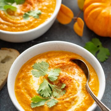 Thai Pumpkin and Carrot Soup Recipe; delicious 4 ingredient homemade soup recipe with thai curry, pumpkin, carrots and coconut milk! Vegan, dairy free, gluten free!