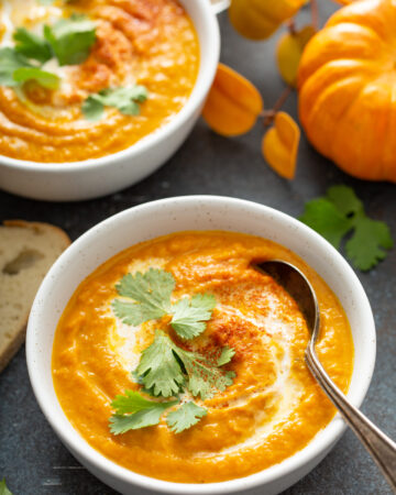 Thai Pumpkin and Carrot Soup Recipe; delicious 4 ingredient homemade soup recipe with thai curry, pumpkin, carrots and coconut milk! Vegan, dairy free, gluten free!