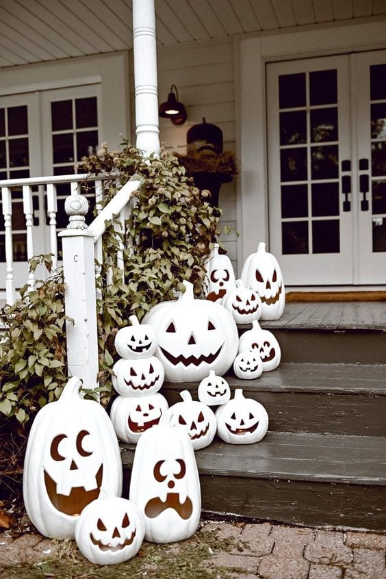 white pumpkins, white jack o lanterns;  Outdoor Halloween Decoration Must haves {Halloween Decoration Must haves, halloween decor, halloween decor ideas, decorations for halloween}