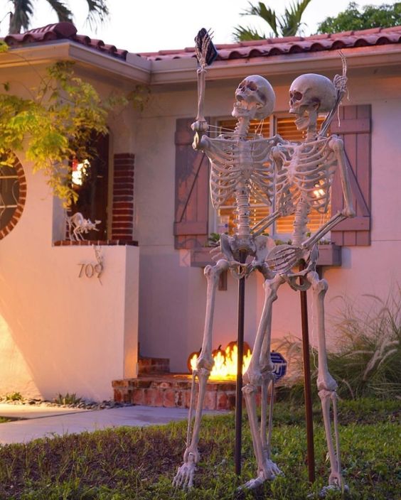 Skeletons, Skeleton displays; Outdoor Halloween Decoration Must haves {Halloween Decoration Must haves, halloween decor, halloween decor ideas, decorations for halloween}