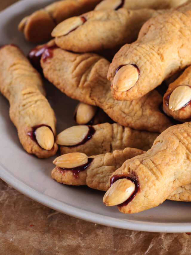 EASY HALLOWEEN WITCH FINGER COOKIE RECIPE