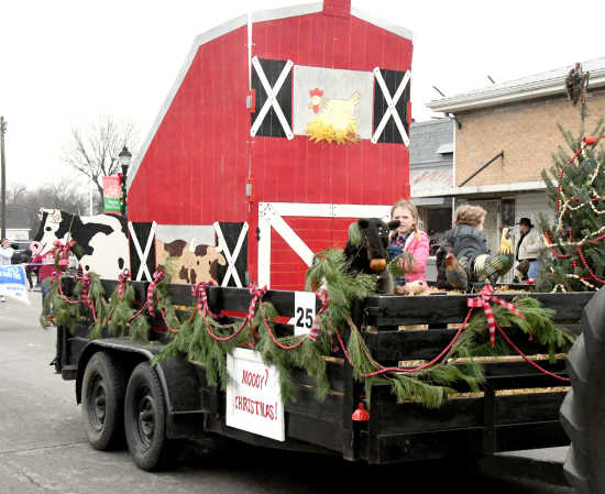 Christmas Float Ideas; Easy vehicle and trailer decor for the perfect Christmas float at the Santa Claus parade!