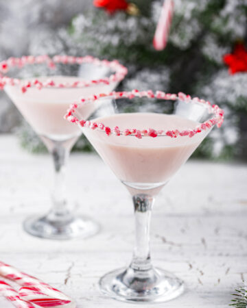 Christmas Candy Cane Martini Recipe; an easy festive alcoholic beverage to bring you all the Christmas feels! Bursting with candy cane peppermint to celebrate this holiday season!