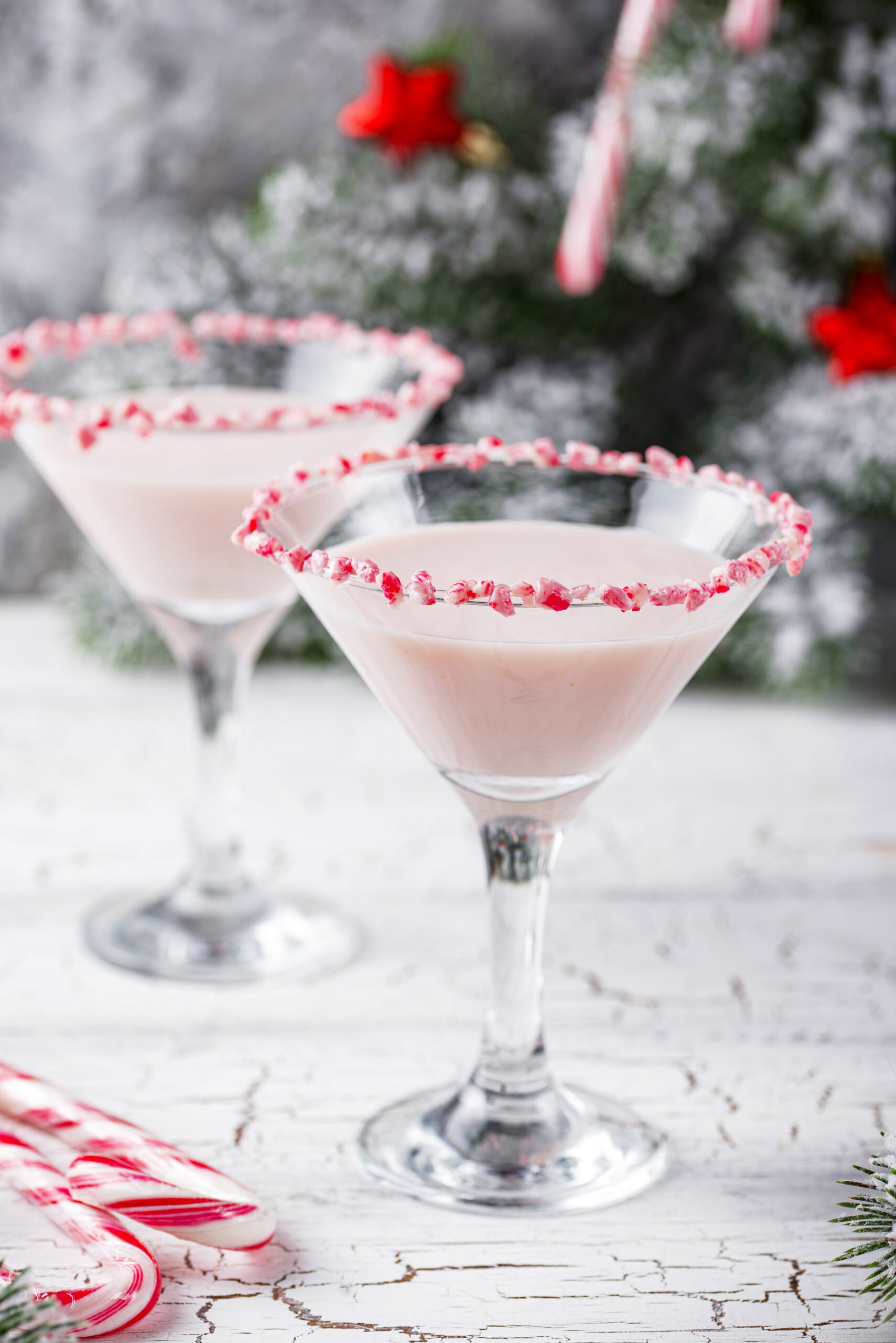 Christmas Candy Cane Martini Recipe; an easy festive alcoholic beverage to bring you all the Christmas feels! Bursting with candy cane peppermint to celebrate this holiday season!