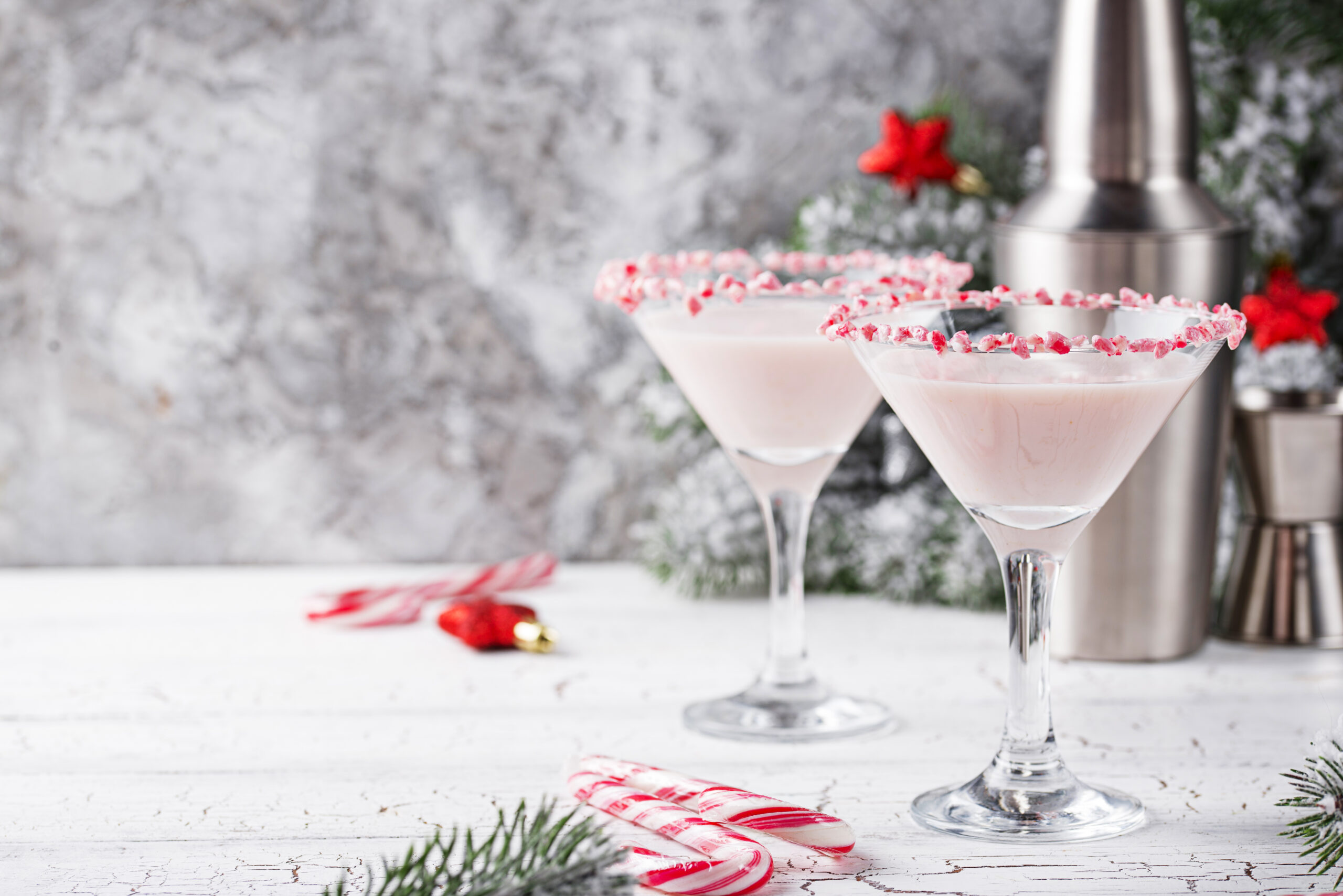 Christmas Candy Cane Martini Recipe; an easy festive alcoholic beverage to bring you all the Christmas feels! Bursting with candy cane peppermint to celebrate this holiday season! 
